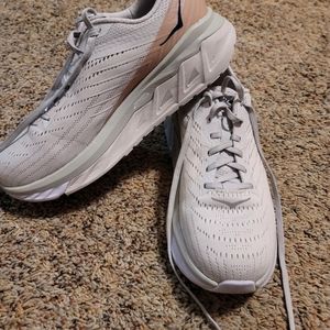 Hoka One One Arahi 4